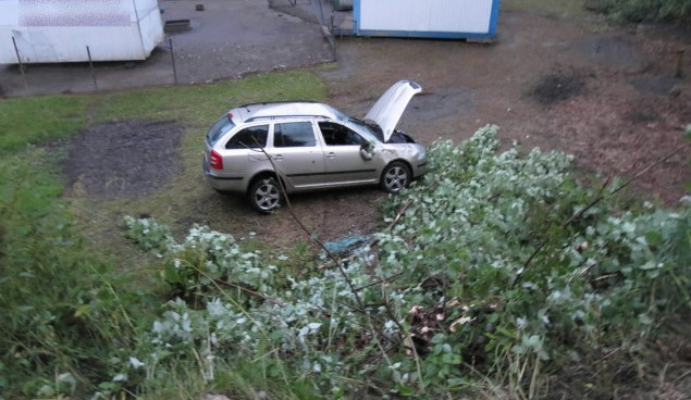 Řidička dostala ve Stráži smyk, auto otočila přes střechu ze srázu