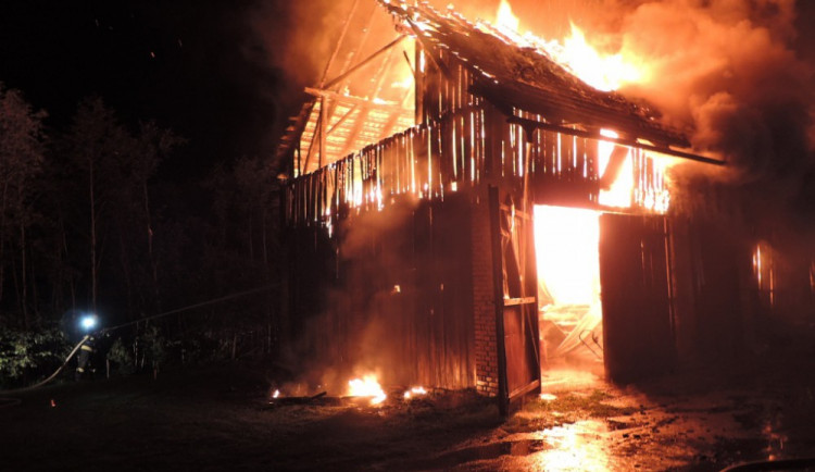V noci shořela stodola a část domu ve vesnici u Turnova. Foto: HZSLK