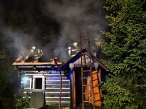 V Jizerkách shořela v noci roubenka, škoda je půl milionu. Foto: HZSLK