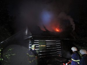 V Jizerkách shořela v noci roubenka, škoda je půl milionu. Foto: HZSLK
