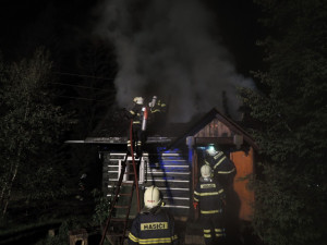 V Jizerkách shořela v noci roubenka, škoda je půl milionu. Foto: HZSLK