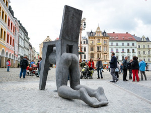 Před radnicí je nová socha - postava spojená s židlí
