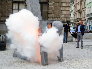 Před radnicí v je nová socha - postava spojená s židlí. Foto: Jan Král