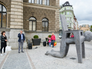 Před radnicí v je nová socha - postava spojená s židlí. Foto: Jan Král