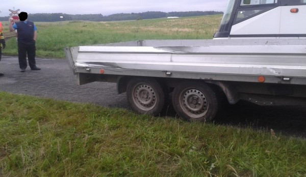 Nehodu naštěstí odnesl jen přívěs. Foto: Hasiči Frýdlant