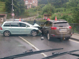 Provoz v Jablonci blokuje od rána střet dvou osobních aut