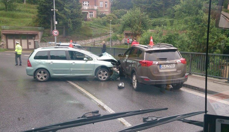 Provoz v Jablonci blokuje střet dvou osobních aut. Foto: čtenář Drbny