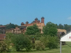 V Českém ráji postavili velkou repliku hradu Trosky