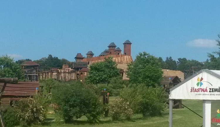 V Českém ráji postavili velkou repliku hradu Trosky