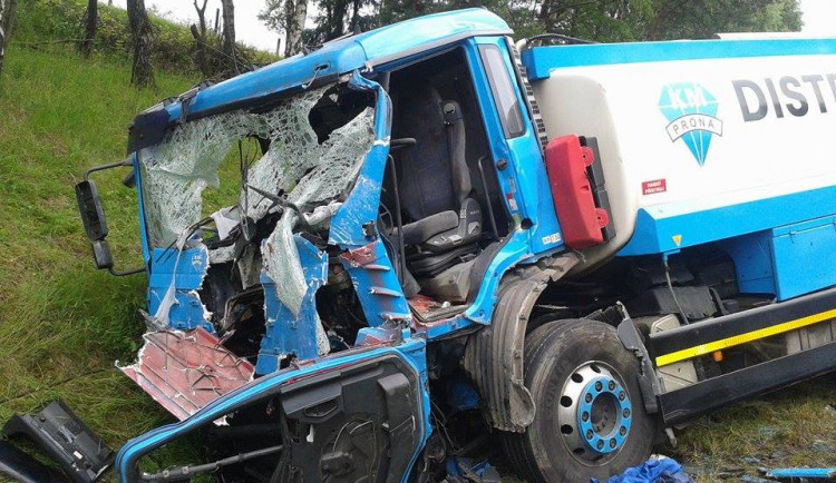 U Jítravy se cisterna srazila s autem