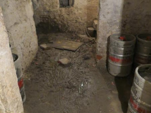 Bahno a špína. Inspekce uzavřela sklep restaurace Na Růžku. Foto: SZPI