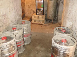 Bahno a špína. Inspekce uzavřela sklep restaurace Na Růžku. Foto: SZPI