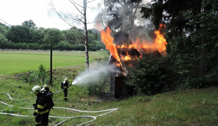 Závada na elektroinstalaci zapálila chatu ve Vesci. Foto: HZSLK