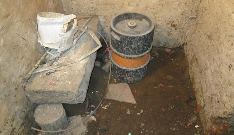 Bahno a špína. Inspekce uzavřela sklep restaurace Na Růžku. Foto: SZPI