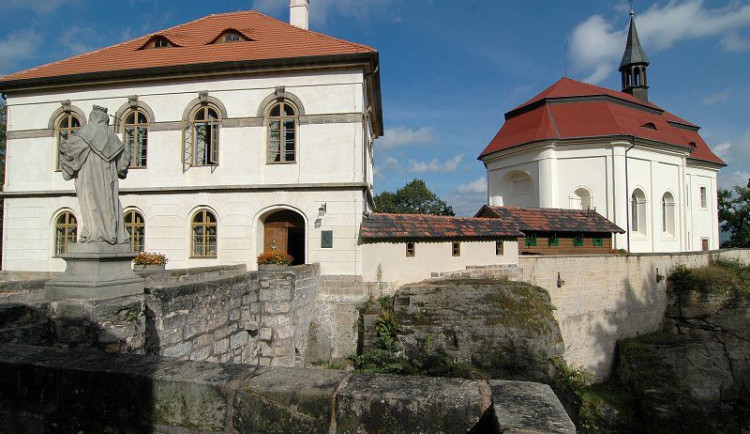 V areálu hradu Valdštejn pokračují i letos záchranné práce