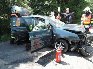 Vážně poraněného řidiče museli z Golfu vyprostit hasiči. Foto: HZSLK