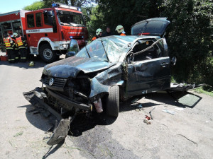 Vážně poraněného řidiče museli z Golfu vyprostit hasiči. Foto: HZSLK