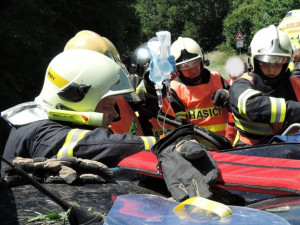 Vážně poraněného řidiče museli z Golfu vyprostit hasiči. Foto: HZSLK