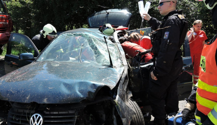 Vážně poraněného řidiče museli z Golfu vyprostit hasiči. Foto: HZSLK