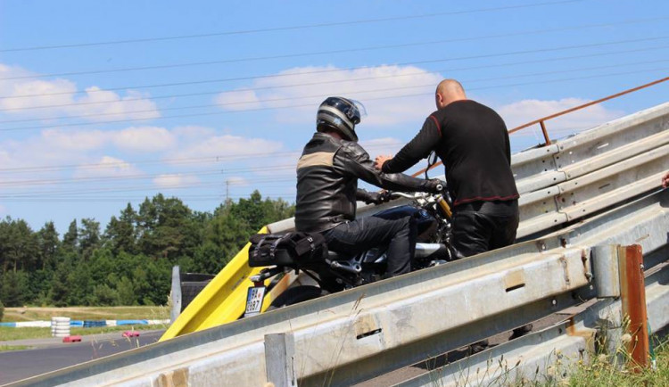 Přes dvě stovky motocyklistů zdokonalily své jezdecké dovednosti
