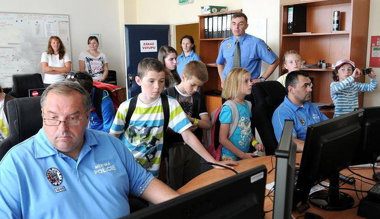 Účastníci tábora se podívají ke strážníkům. Foto: Tichý svět