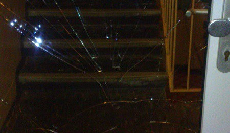 Prokopnuté dveře. Foto. MP