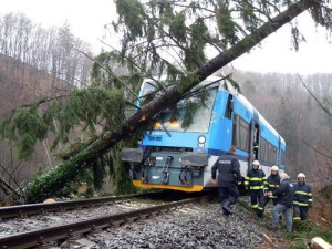 Popadané stromy blokují železniční tratě, vítr zastavil lanovku
