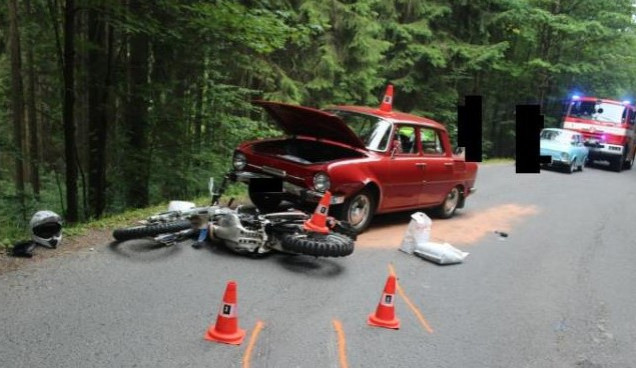 Motocyklista se zalekl "stovky" a spadl, skončil v nemocnici. Foto: Policie ČR