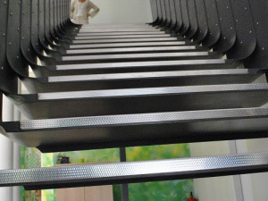 V Paláci Nisa šustí papíry a cvakají klávesnice. Kavárnu nahradila banka