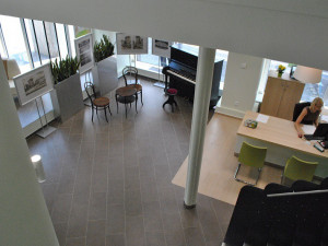 V Paláci Nisa šustí papíry a cvakají klávesnice. Kavárnu nahradila banka