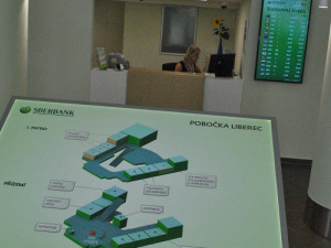 V Paláci Nisa šustí papíry a cvakají klávesnice. Kavárnu nahradila banka