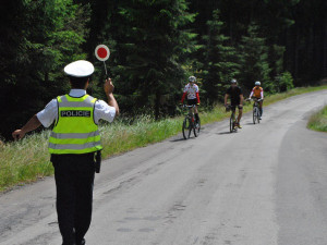 Policisté odměňovali cyklisty. Některé nealko pivem jiné pokutou
