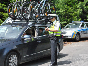 Policisté odměňovali cyklisty. Některé nealko pivem jiné pokutou
