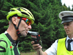 Policisté odměňovali cyklisty. Některé nealkem, jiné pokutou