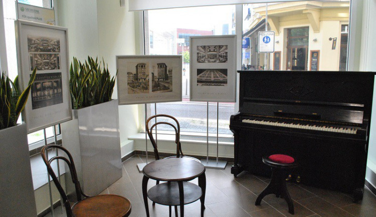 V Paláci Nisa šustí papíry a cvakají klávesnice. Kavárnu nahradila banka