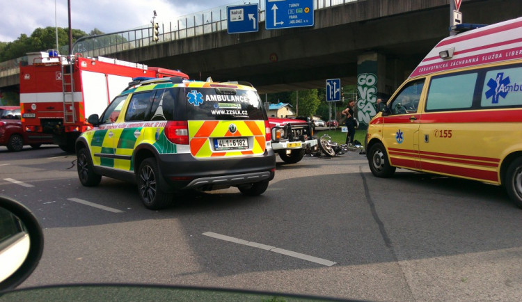 U viaduktu se střetlo auto s motocyklem. Foto: Malý Ptica