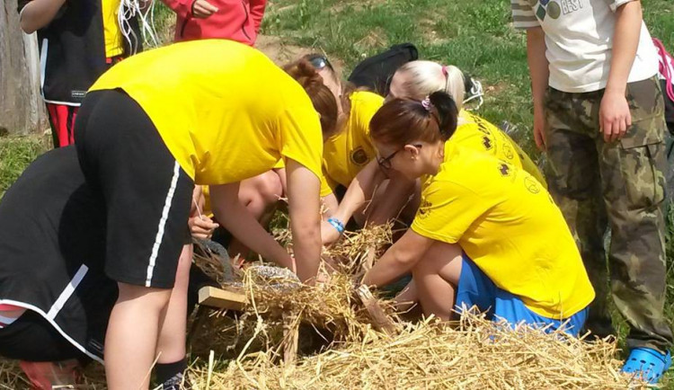 S výrobou soch pomohl reprezentační tým českých juniorek ve florbale
