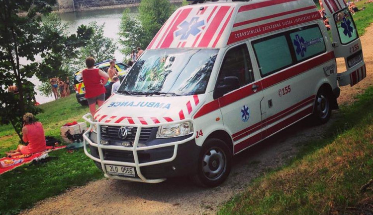 Na Fojtce se vážně poranil muž, skočil do mělké vody