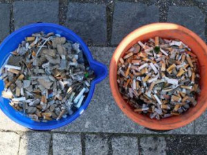 Úklidová četa posbírala na frýdlantském náměstí dva kýble vajglů. Foto: Martina Petrášková