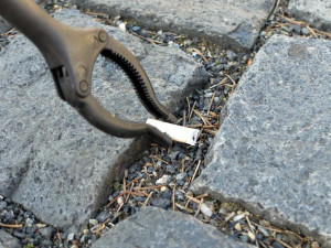 Úklidová četa posbírala na frýdlantském náměstí dva kýble vajglů. Foto: Martina Petrášková