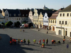 Úklidová četa posbírala na frýdlantském náměstí dva kýble vajglů. Foto: Martina Petrášková