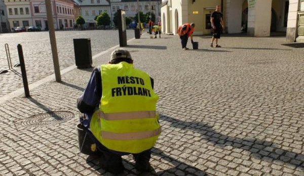Úklidová četa posbírala na frýdlantském náměstí dva kýble vajglů. Foto: Martina Petrášková