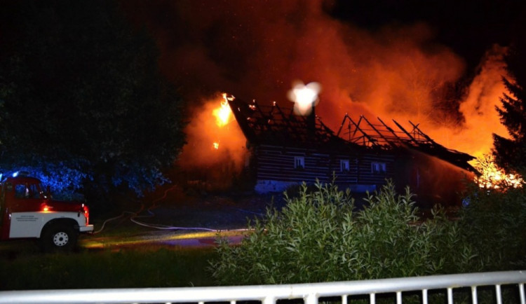 Noční požár chalupy na Semilsku napáchal škody za milion
