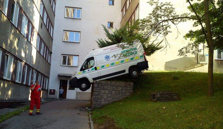 Nezabržděná dodávka ujížděla areálem liberecké nemocnice. Foto:  Martin Petrement