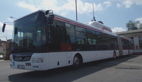 Ulice Liberce brázdí devatenáctimetrový kolos, výrobce chce otestovat spotřebu. Foto: DPMLJ