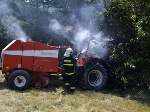 Hasiče zaměstnal hořící traktor na louce v Oldřichově