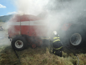 Hasiče zaměstnal hořící traktor na louce v Oldřichově. Foto: HZSLK