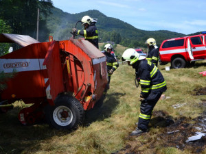 Hasiče zaměstnal hořící traktor na louce v Oldřichově. Foto: HZSLK