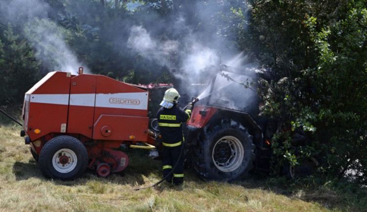 Hasiče zaměstnal hořící traktor na louce v Oldřichově. Foto: HZSLK
