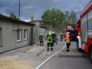 Požár střechy v Chrastavě napáchal několikamilionovou škodu. Foto: HZSLK